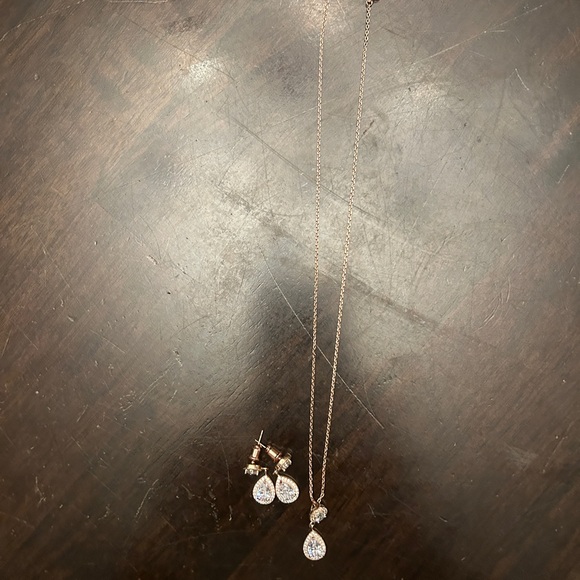 NWOT Rose Gold Matching Necklace and Earrings - Picture 2 of 6